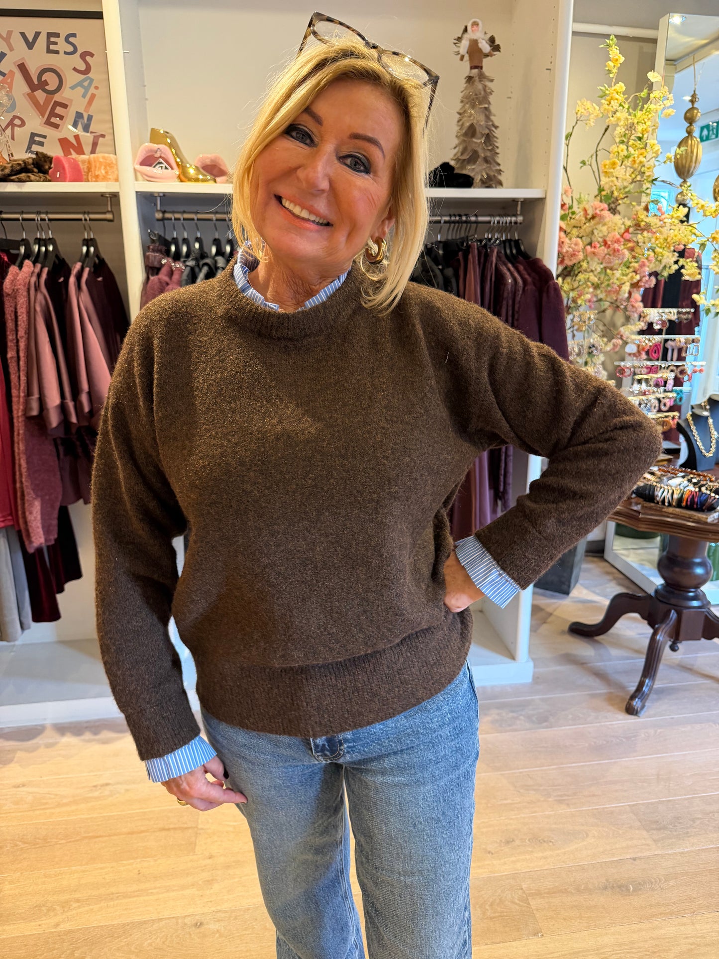 Trui bruin met blauwe kraag