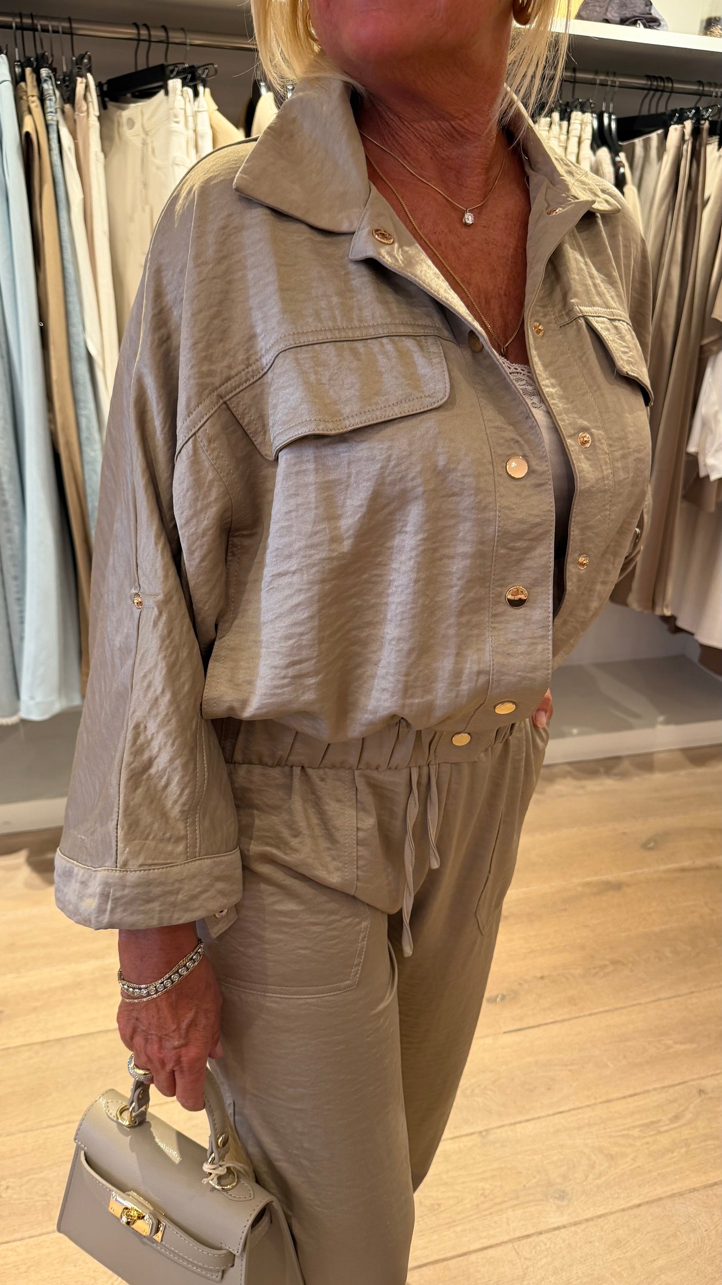 Set satin bomber